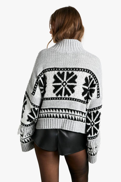 Великий джемпер у формі сніжинки з високим горлом і китицями