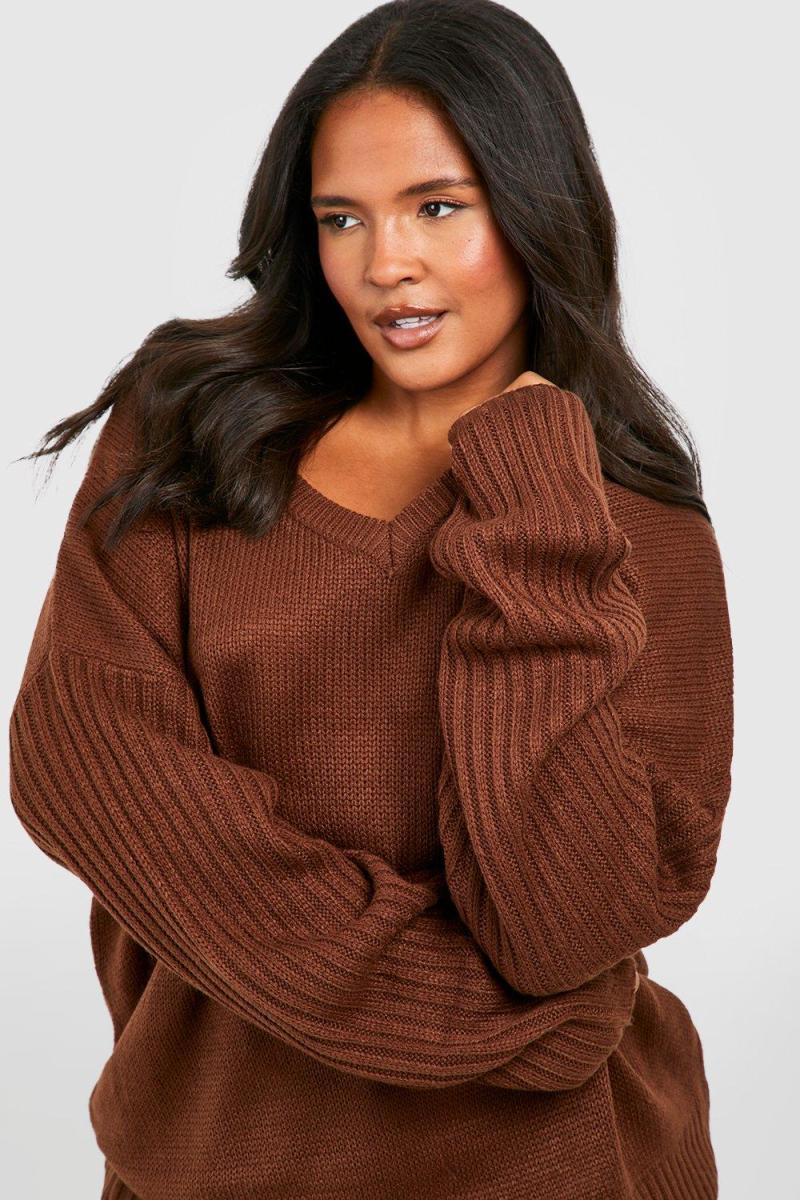 Великий джемпер із V-подібним вирізом і V-подібною спиною