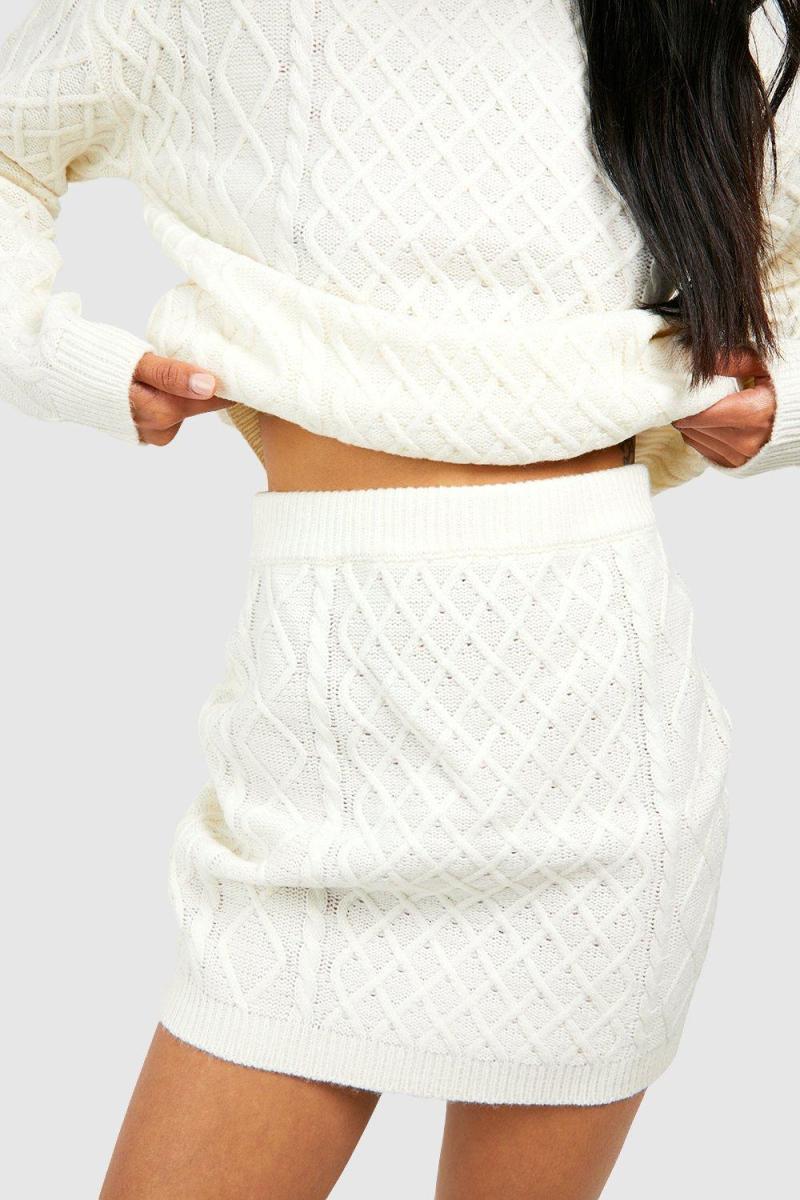 Трикотажний джемпер і міні-спідниця