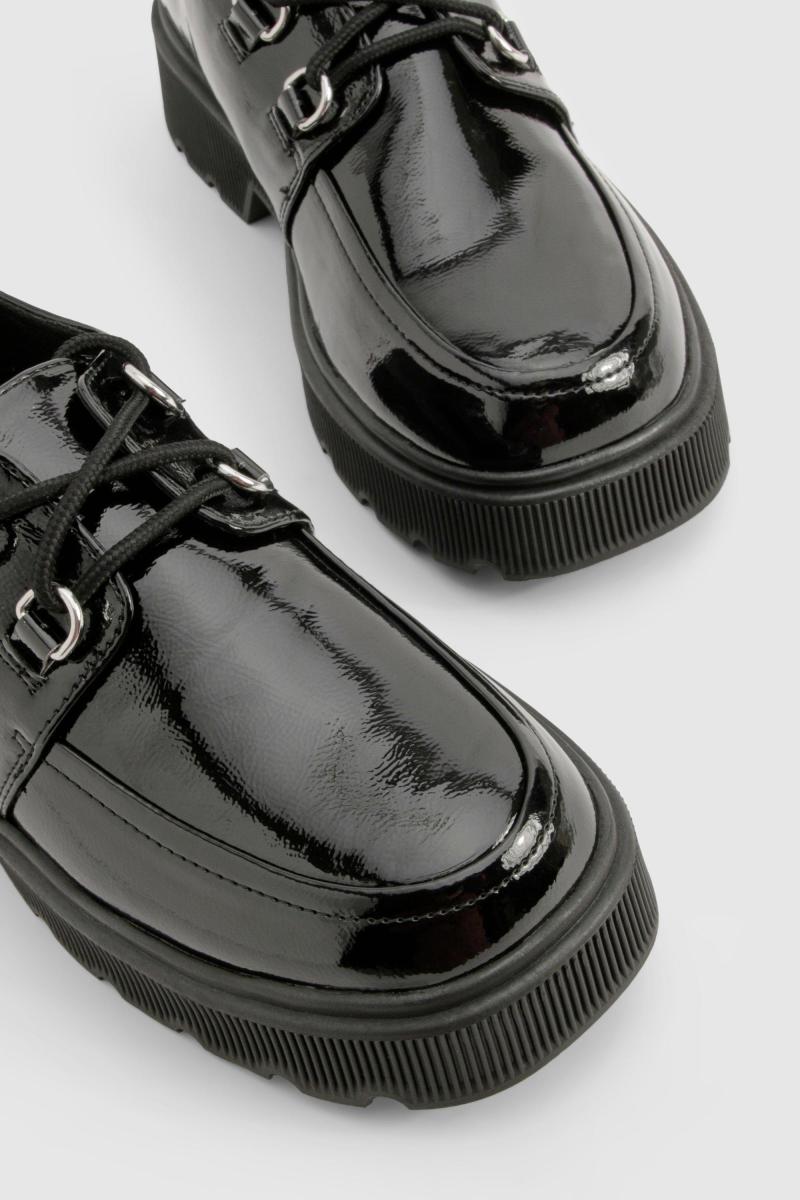 Лаковані масивні лофери на шнурівці