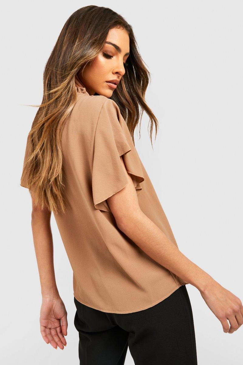 Верблюжа плетена блузка з оборками та горловиною