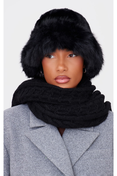 Чорна капелюх із штучного хутра з пухнастим оздобленням