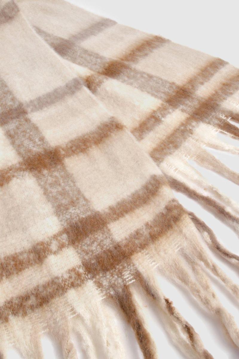 Шарф з бахромою в клітку в тон