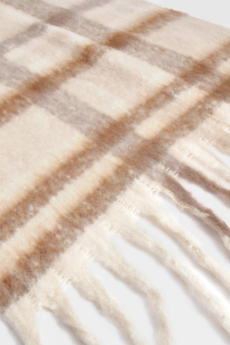 Шарф з бахромою в клітку в тон