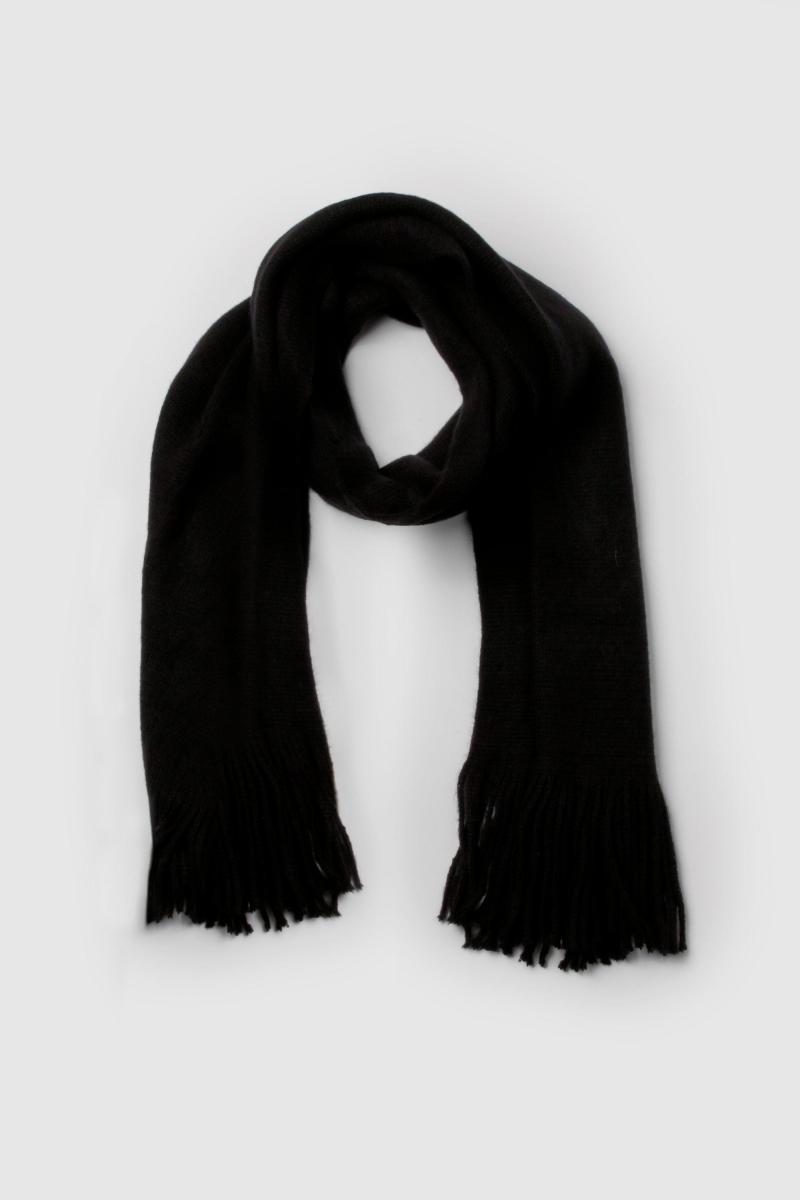 В'язаний шарф з бахромою