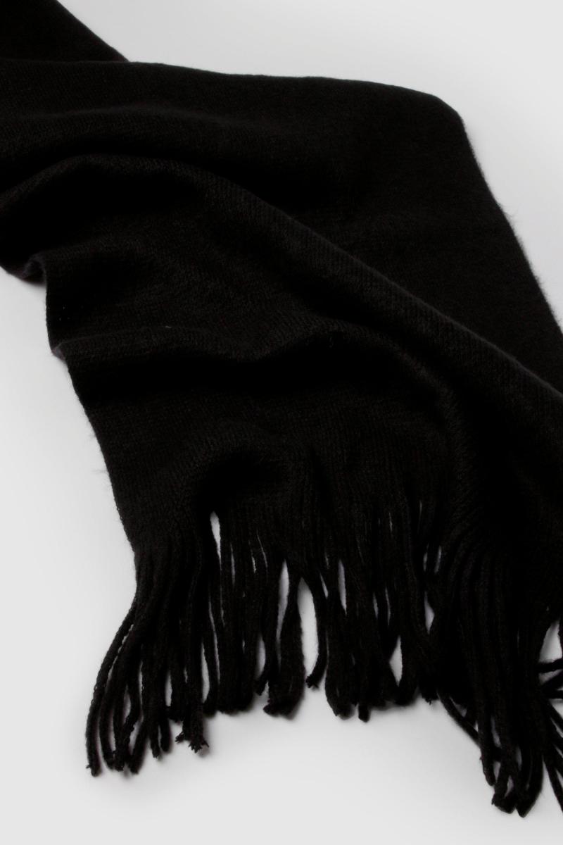 В'язаний шарф з бахромою