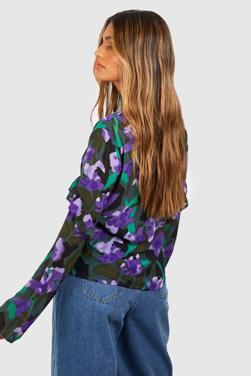 Блузка з квітковими воланами
