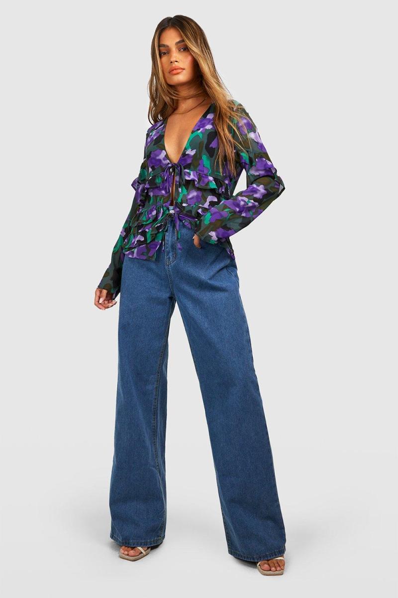 Блузка з квітковими воланами