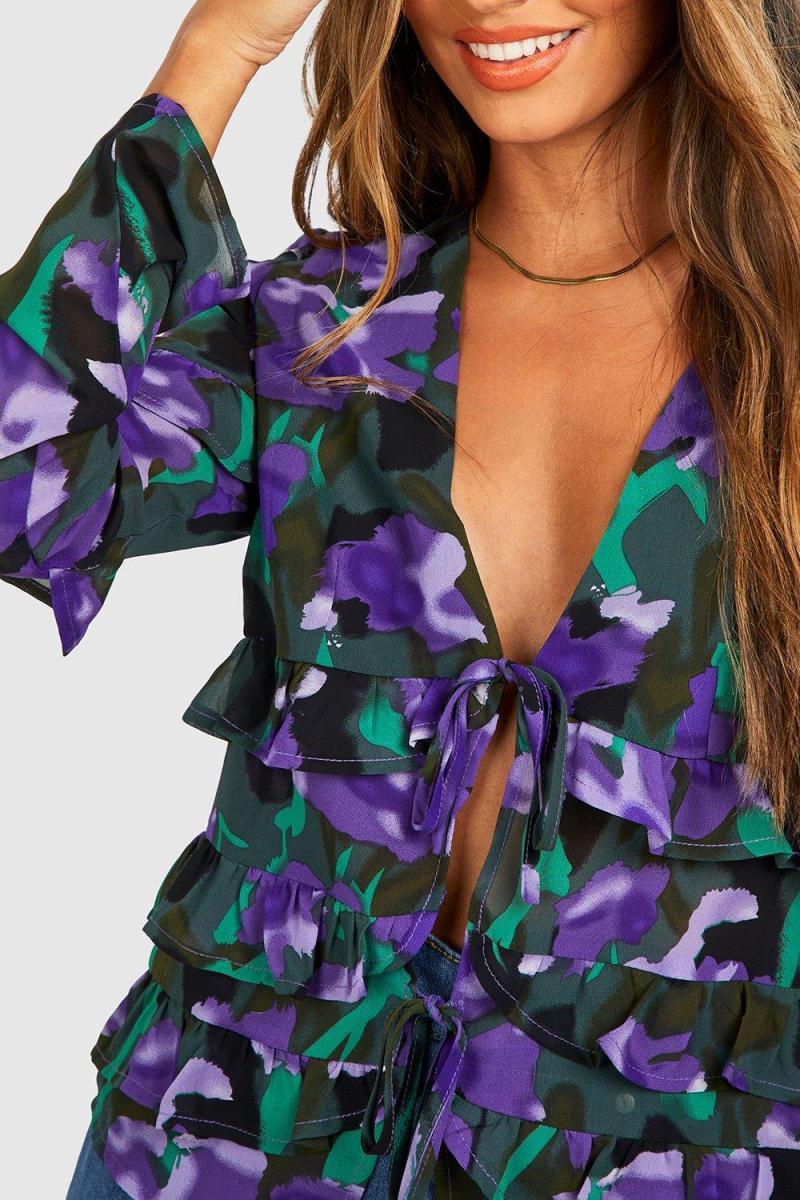 Блузка з квітковими воланами