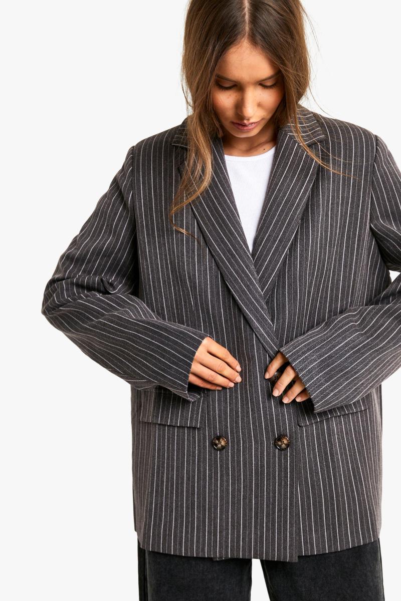 Двобортний піджак великого розміру в смужку