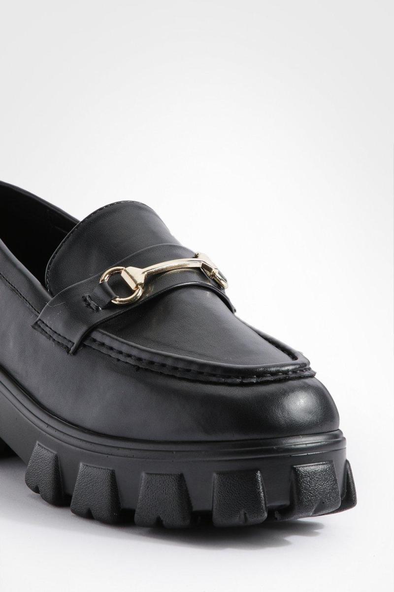 Лофери з широким кроєм і масивною підошвою