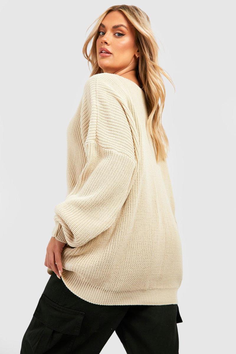 Плюс трикотажний джемпер з V-подібним вирізом