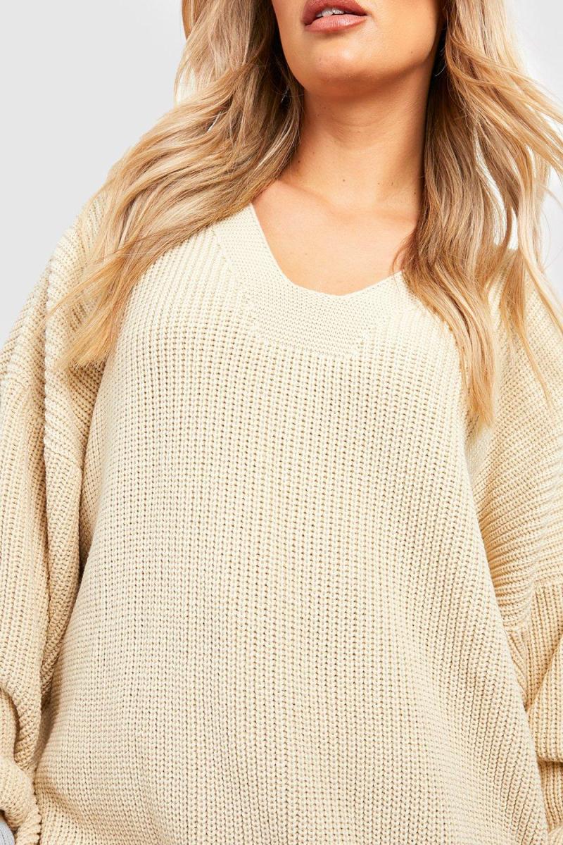 Плюс трикотажний джемпер з V-подібним вирізом