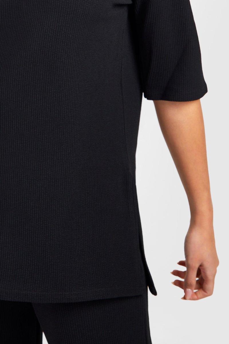 Чорний високий гофрований топ із розрізами збоку