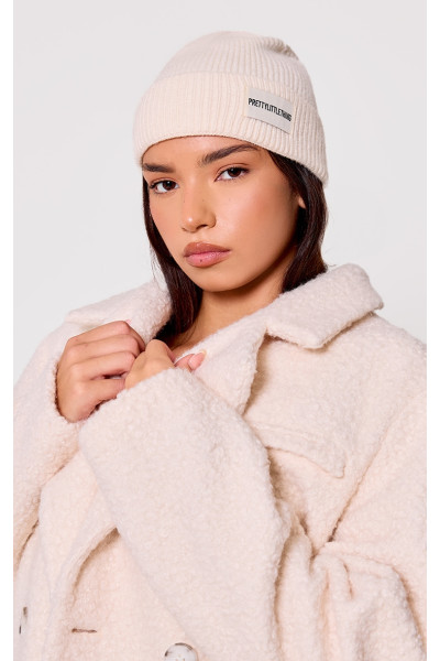 PRETTYLITTLETHING Кремова шапочка з логотипом у рубчик