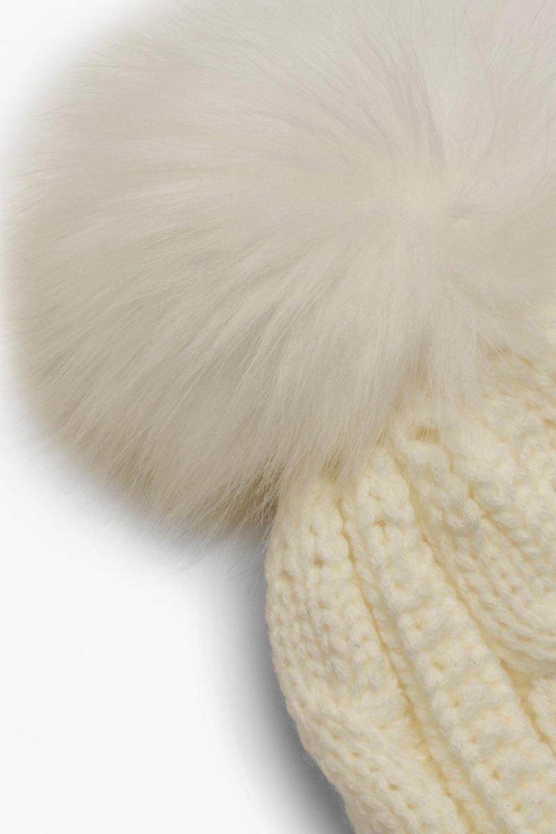 В'язана шапочка зі штучного помпа