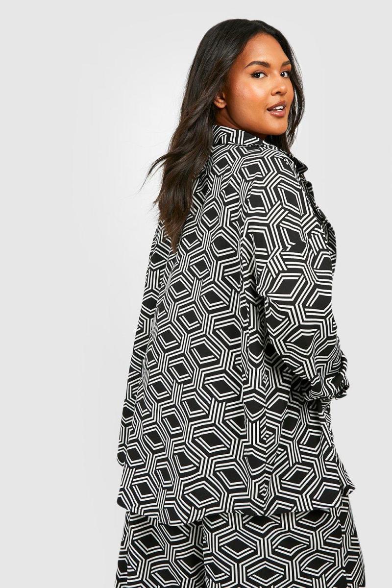 Чорна оверсайз-сорочка з географічним принтом