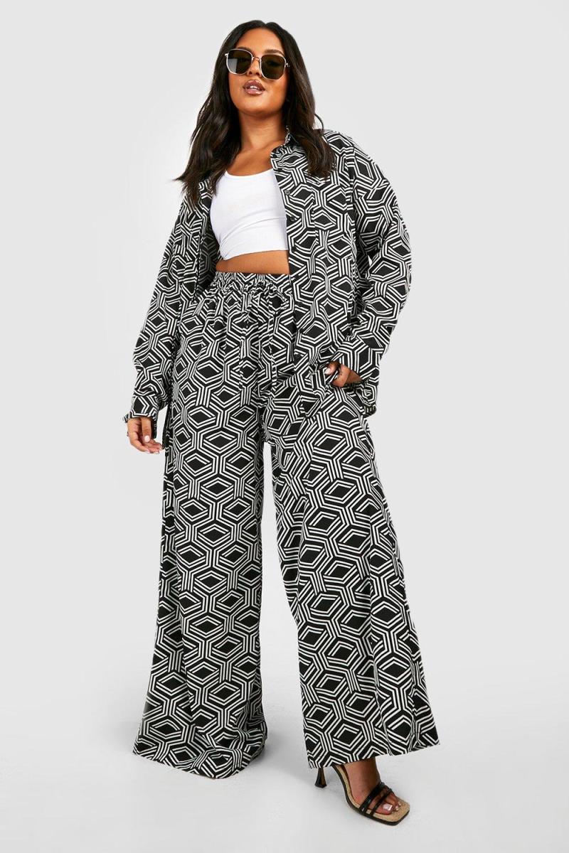 Чорна оверсайз-сорочка з географічним принтом