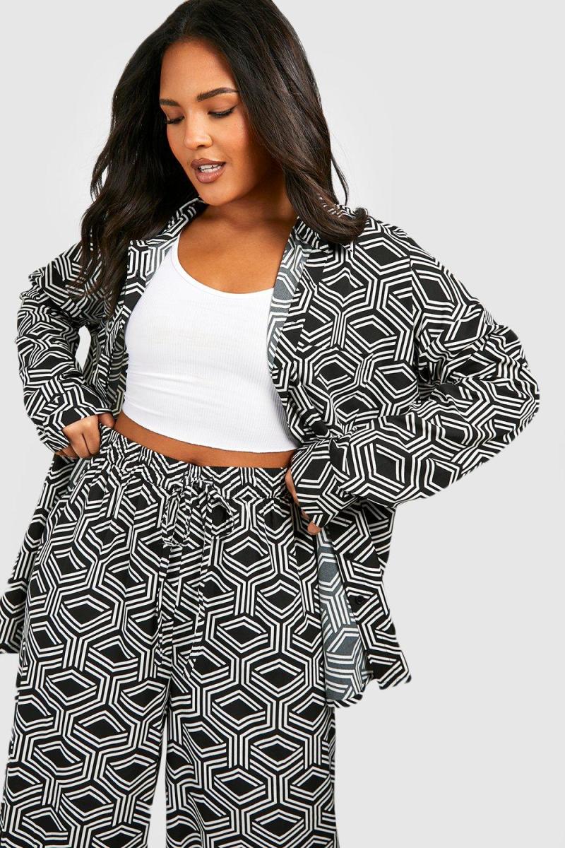 Чорна оверсайз-сорочка з географічним принтом