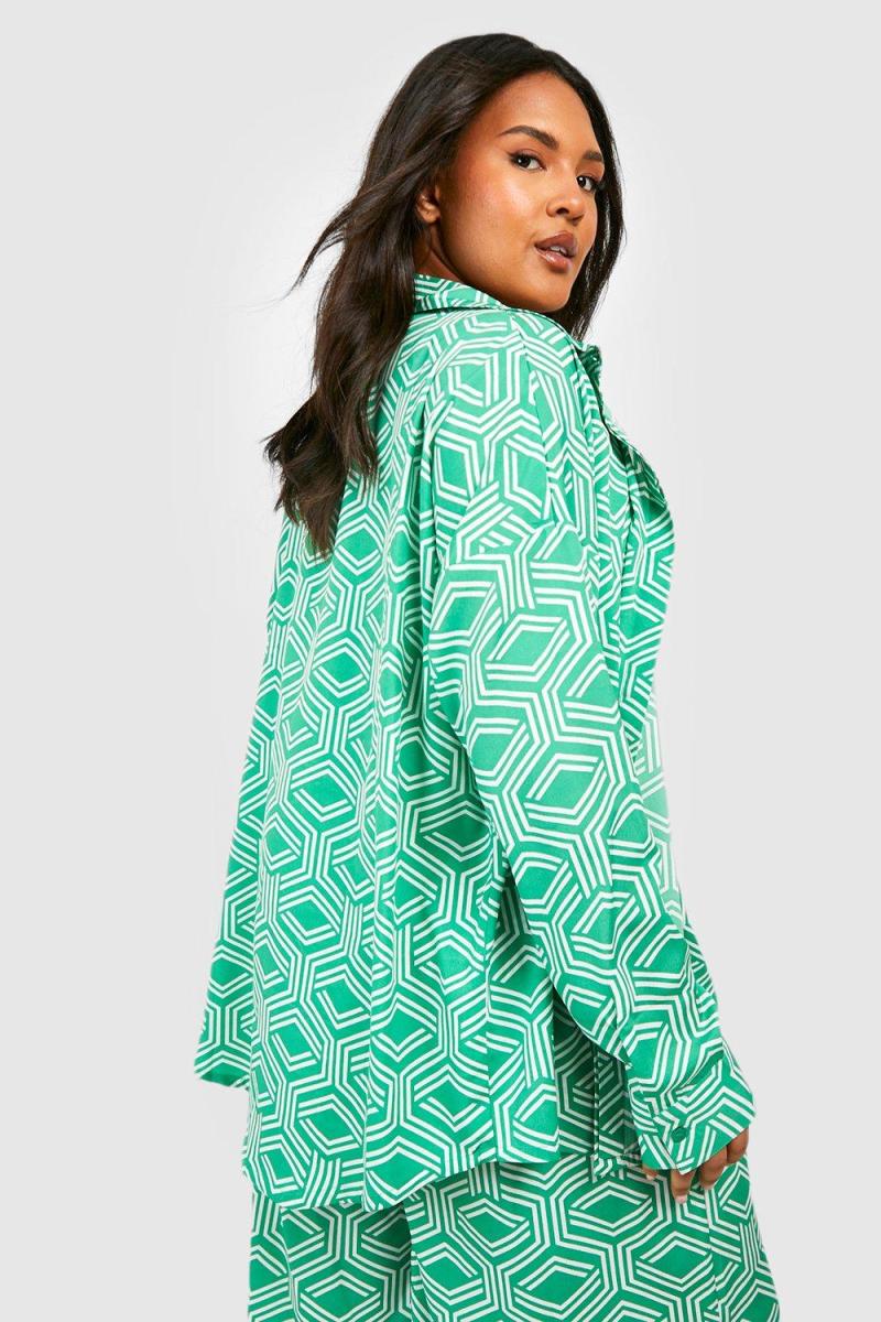 Чорна оверсайз-сорочка з географічним принтом