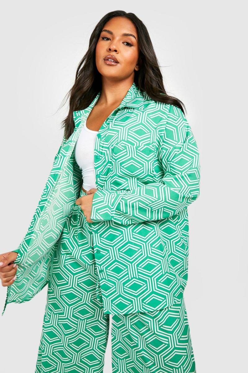 Чорна оверсайз-сорочка з географічним принтом