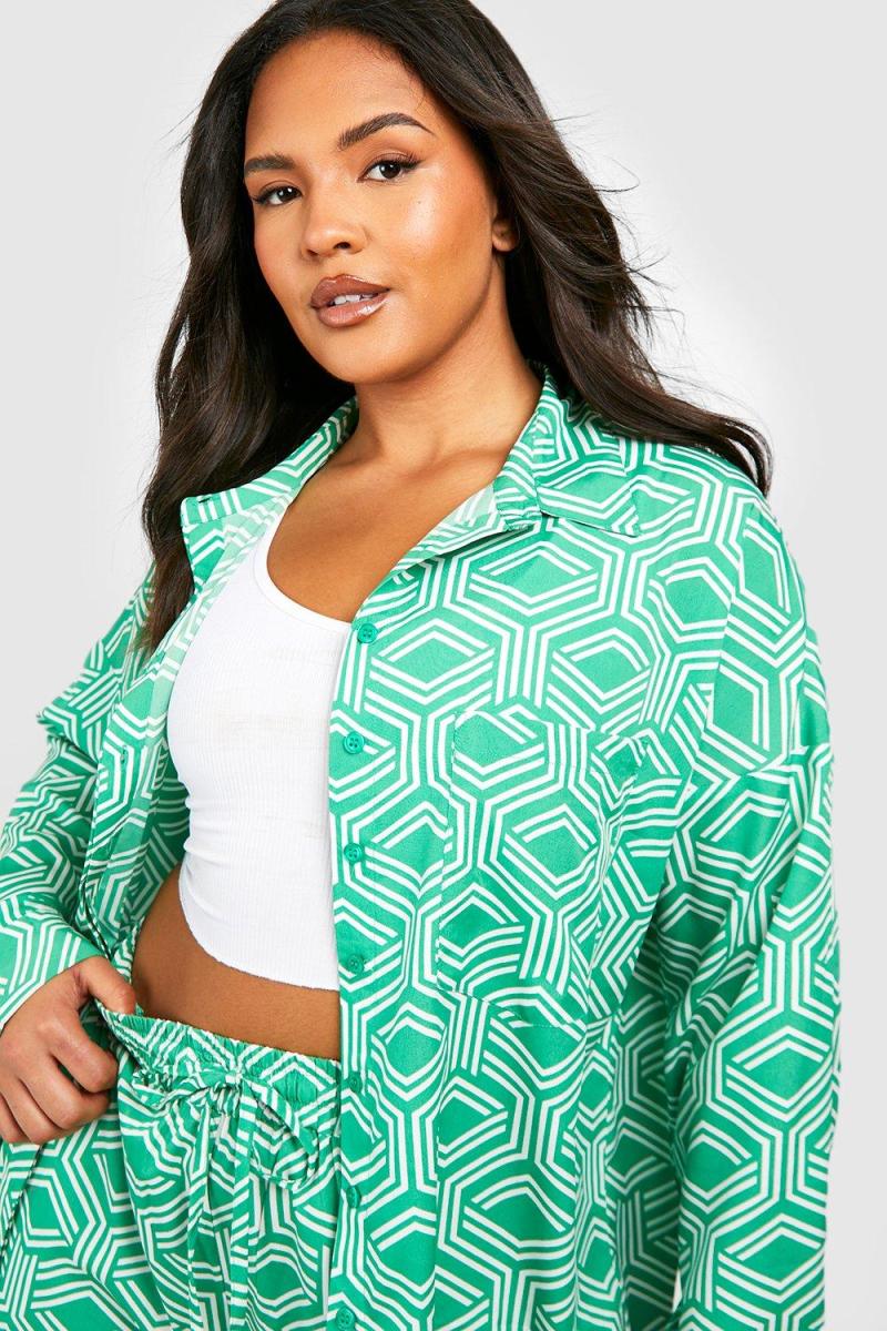 Чорна оверсайз-сорочка з географічним принтом