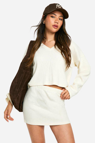 Одягнутий топ і міні-спідниця в рубашку з V-подібним вирізом