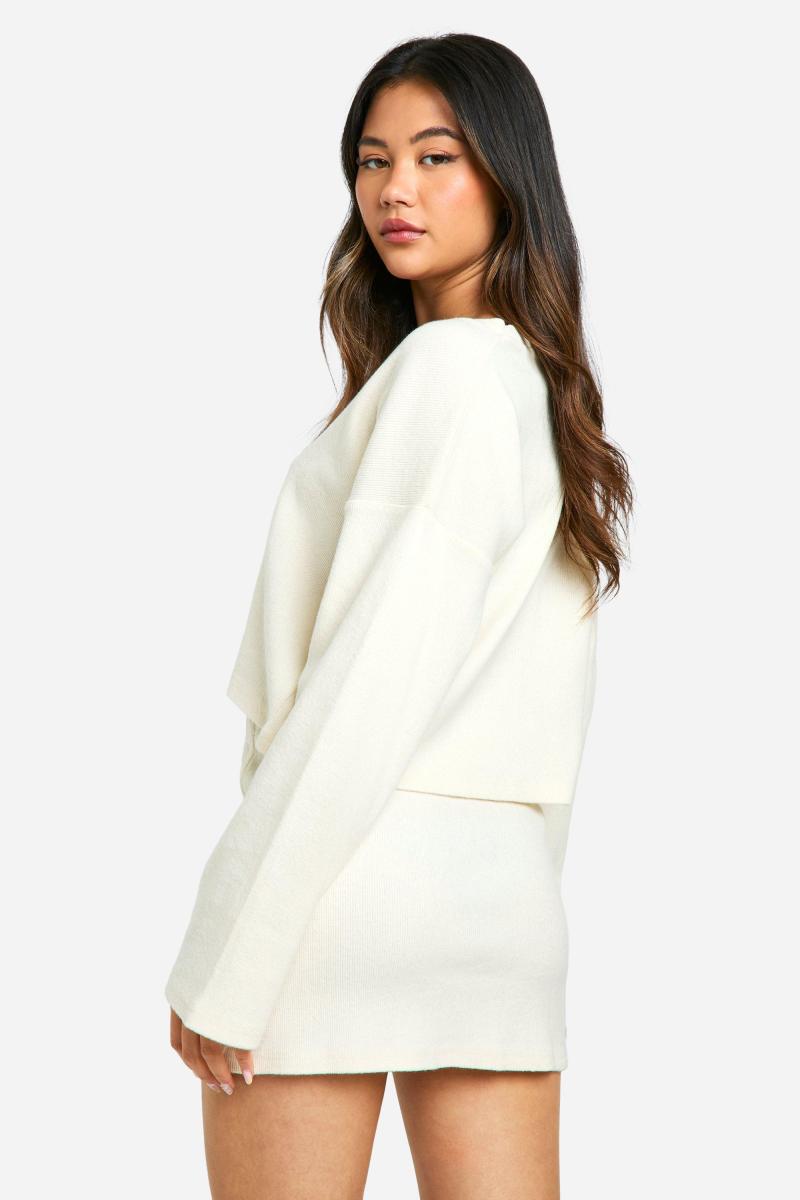 Одягнутий топ і міні-спідниця в рубашку з V-подібним вирізом