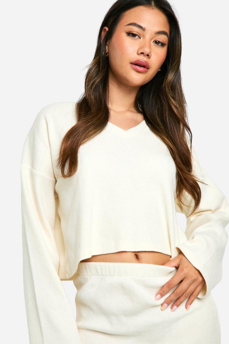 Одягнутий топ і міні-спідниця в рубашку з V-подібним вирізом