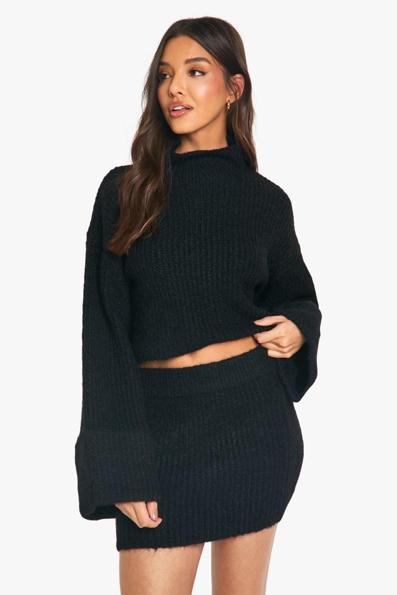 В’язаний джемпер з високою горловиною та мікроміні-спідниця