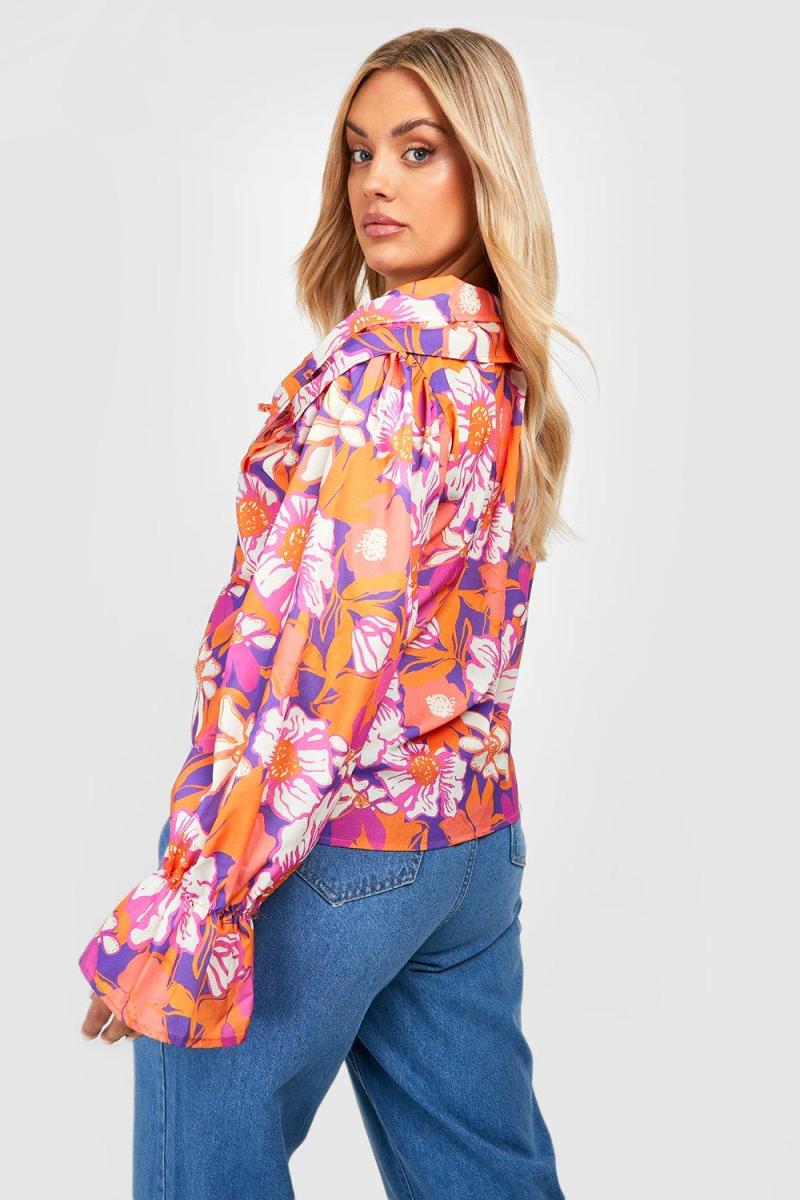 Помаранчева блузка з квітковими рюшами