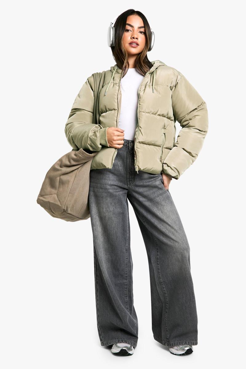 Короткий пуховик з капюшоном