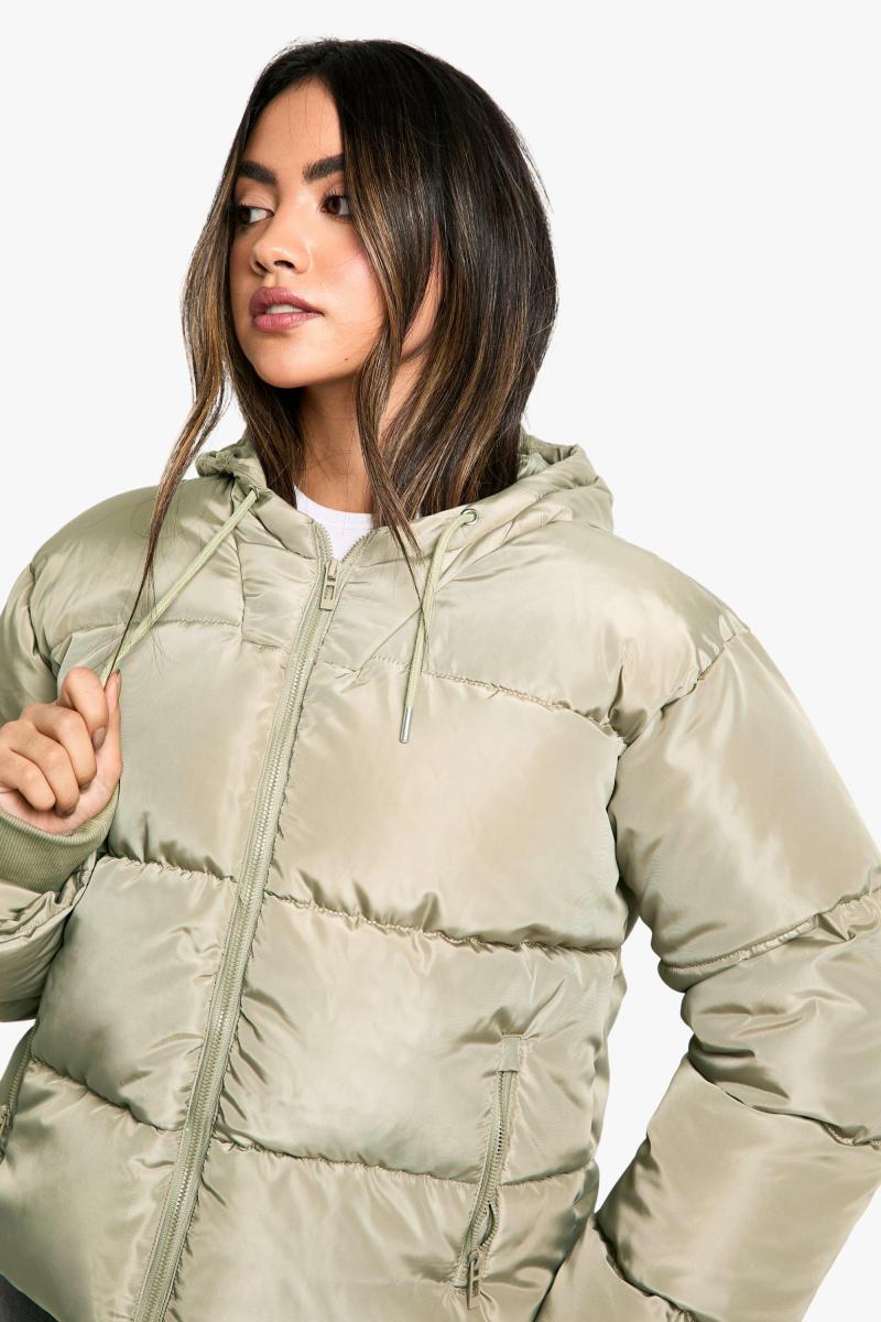 Короткий пуховик з капюшоном