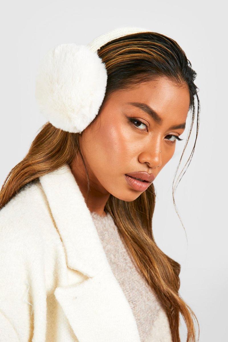 Пухнаста навушниця