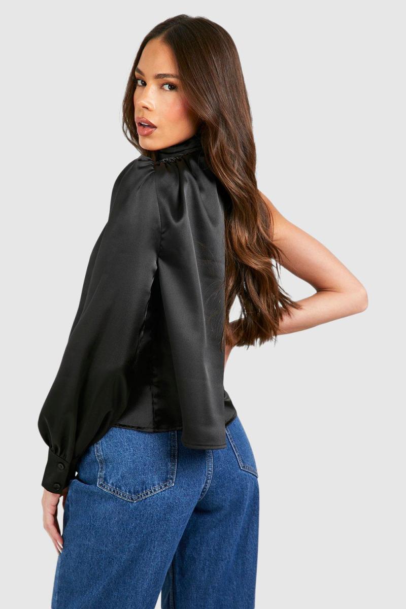 Атласна блузка з горловиною на одне плече