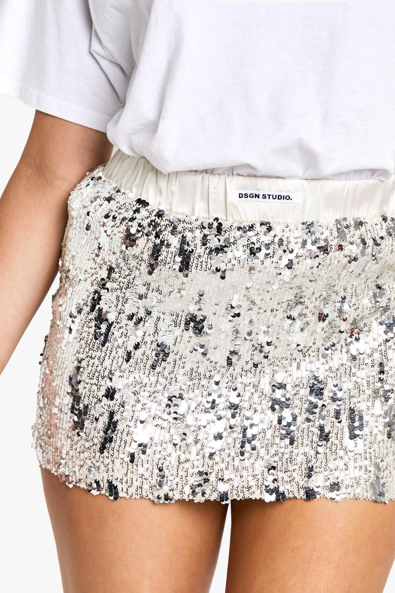 Міні-спідниця з атласним поясом з паєтками